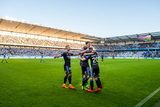 IFK Göteborgs Gustav Engvall, August Erlingmark och Elias Mar Omarsson jublar med målskytten till 0-1 Victor Wernersson