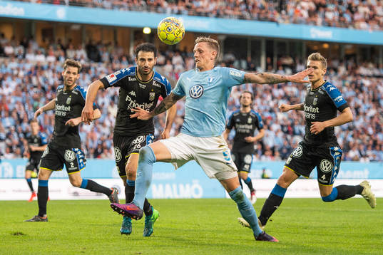 IFK Göteborgs André Calisir i kamp om bollen med Malmö