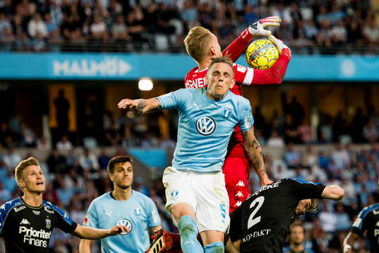 Malmö FFs Sören Rieks i kamp om bollen med IFK Göteborgs