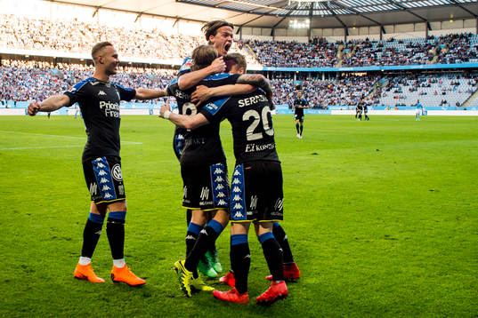 IFK Göteborgs Victor Wernersson jublar med Elias Mar Omarsson, August Erlingmark och Gustav Engvall efter han gjort 0-1