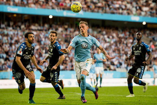 Malmö FFs Sören Rieks bevakas av IFK Göteborgs André
