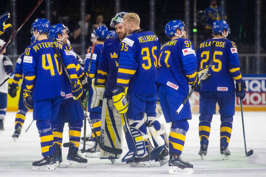 Sveriges målvakt Anders Nilsson (mitten) jublar med Johan