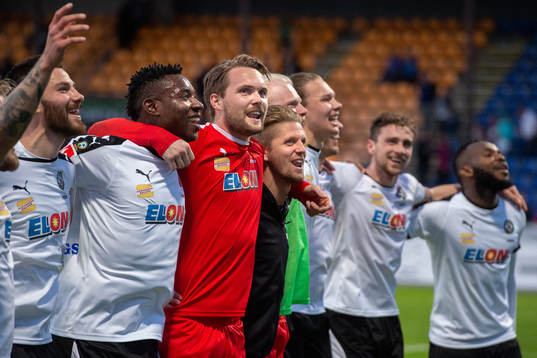 Örebros målvakt Oscar Jansson jublar