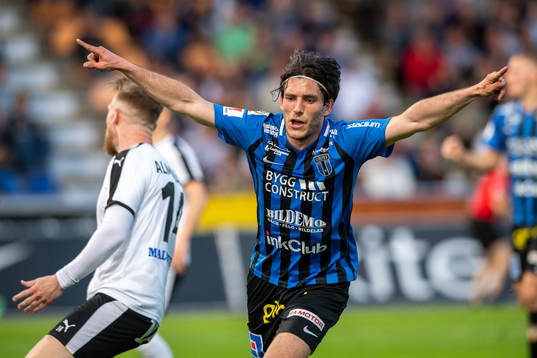 Sirius Ian Sirelius jublar efter reduceringen 2-3 