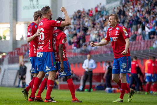 Helsingborgs Abdri Runar Bjarnason jublar med lagkamrater efter att han gjort 1-0
