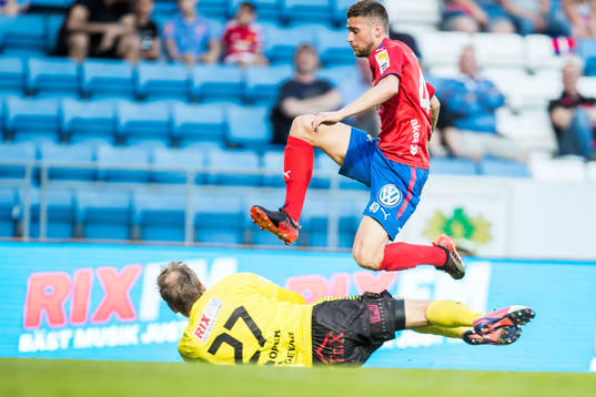  GAIS målvakt Alexander Nadj och Helsingborgs Mattias Almeida Sundell