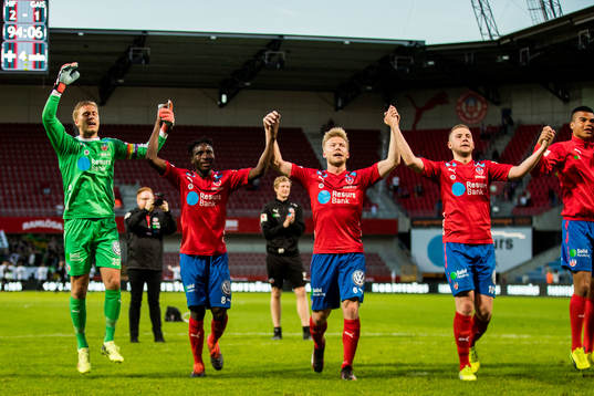  Helsingborgs målvakt Pär Hansson, Mamudu Moro, Andreas Landgren och Darijan Bojanic jublar