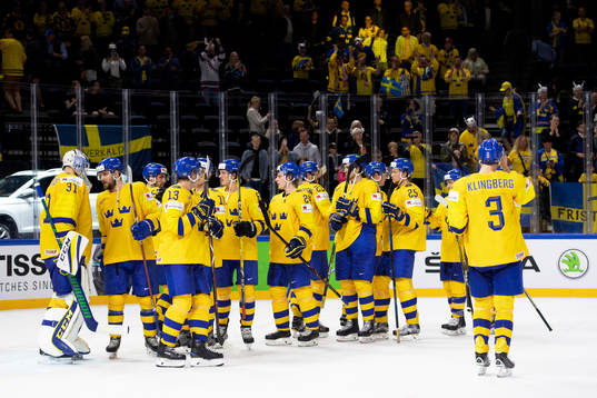 Sveriges målvakt Anders Nilsson jublar med lagkamrater