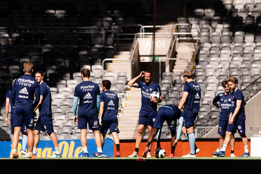 Jonas Olsson och övriga spelare värmer upp