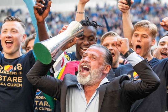 Djurgårdens tränare Özcan Melkemichel och medspelare jublar med pokalen vid prisutdelningen efter vinsten i finalen