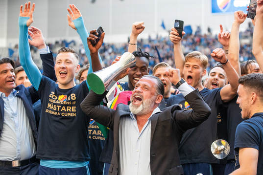 Djurgårdens tränare Özcan Melkemichel och medspelare jublar med pokalen vid prisutdelningen efter vinsten i finalen