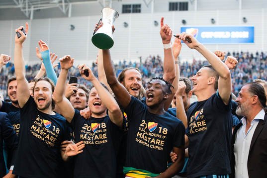 Djurgårdens Philana Tinotenda Kadewere jublar med pokalen