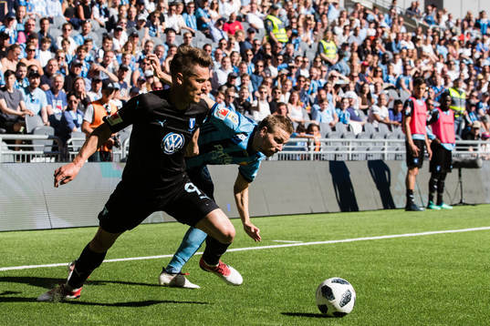 Malmö FFs Markus Rosenberg i kamp om bollen med