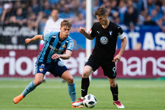 Djurgårdens Felix Beijmo i kamp om bollen med Malmö FFs