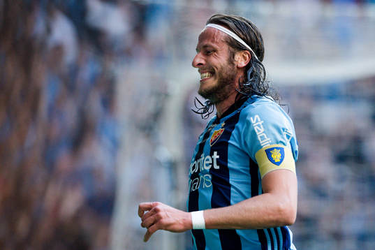 Djurgårdens Jonas Olsson jublar efter 1-0 av Jacob Une Larsson, ej i bild,