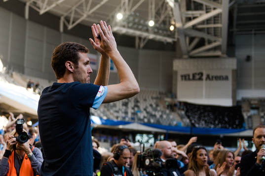 Djurgårdens målvakt Andreas Isaksson tackar publiken