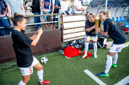 Rosengårds Alexandra Lowe Riley, Hanna Folkesson och Nathalie Björn jublar med pokalen