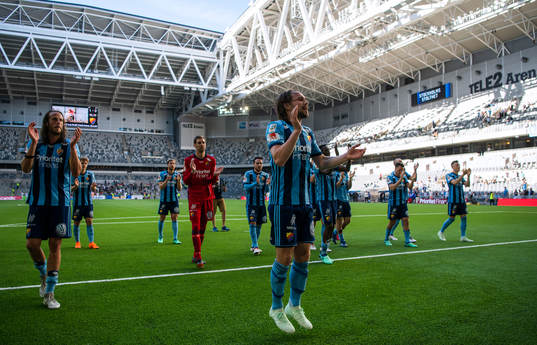Djurgårdens Kevin Walker och övriga spelare jublar