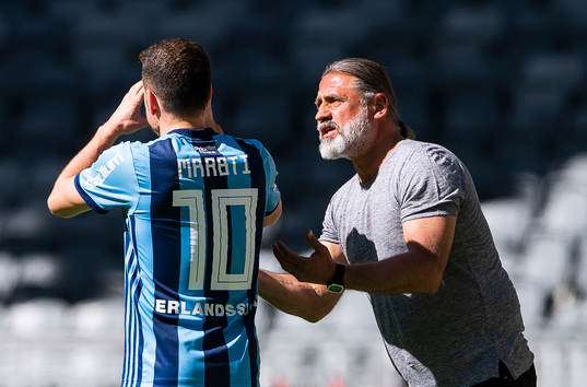 Djurgårdens tränare Õzcan Melkemichel (h) pratar med