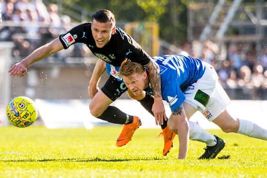 Trelleborgs Lasse Nielsen i kamp med Malmö FFs Arnór Ingvi Traustason