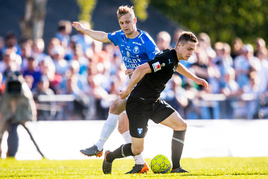 Malmö FFs Mattias Svanberg i kamp om bollen med Trelleborgs Erik Andersson