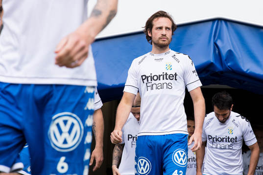 IFK Göteborgs Mikkel Diskerud på väg in att värma upp