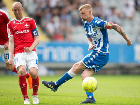 IFK Göteborgs Sebastian Eriksson skjuter ett skott som Norrköpings Andreas Johansson täcker