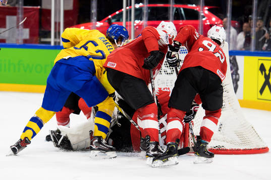 Sveriges Rickard Rakell oroar framför Schweiz målvakt