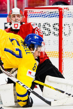 Sveriges Rickard Rakell oroar mot Schweiz målvakt Leonardo