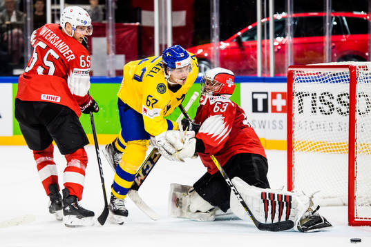 Sveriges Rickard Rakell oroar mot Schweiz målvakt Leonardo