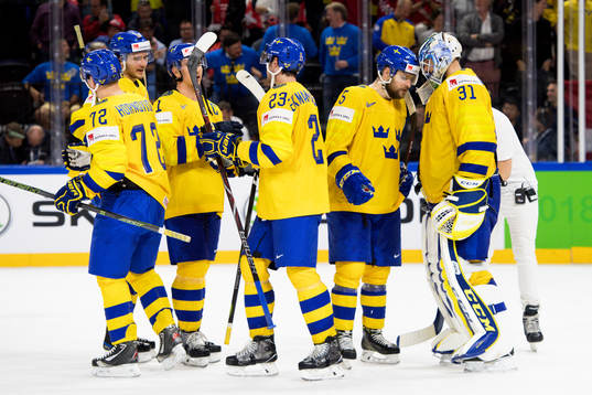 Sveriges målvakt Anders Nilsson jublar med lagkamrater