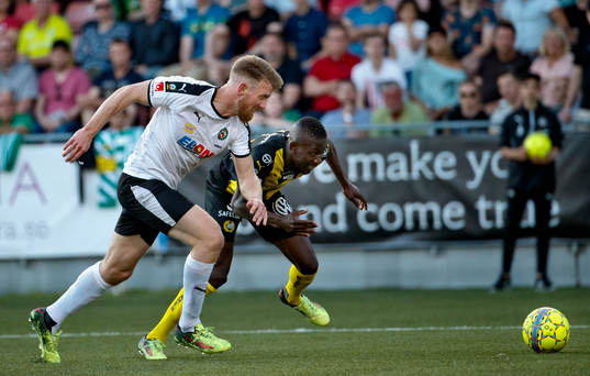 Örebros Michael Almebäck och Hammarbys Pa Amat Dibba