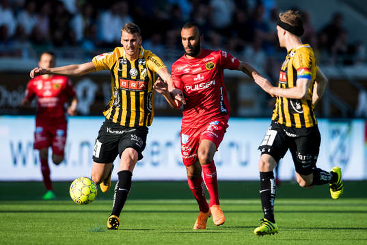Elfsborgs Issam Jebali mellan Häckens Johan Hammar och