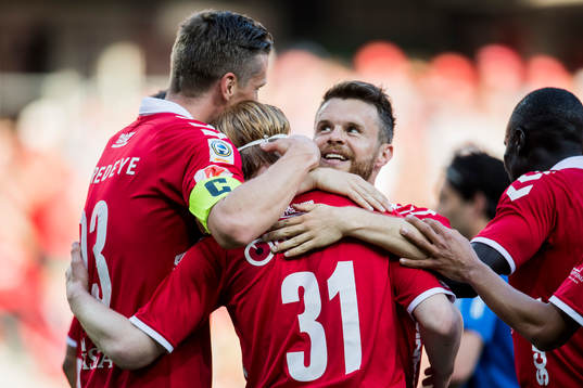 Kalmars Nils Fröling jublar med Viktor Elm och Måns Söderqvist