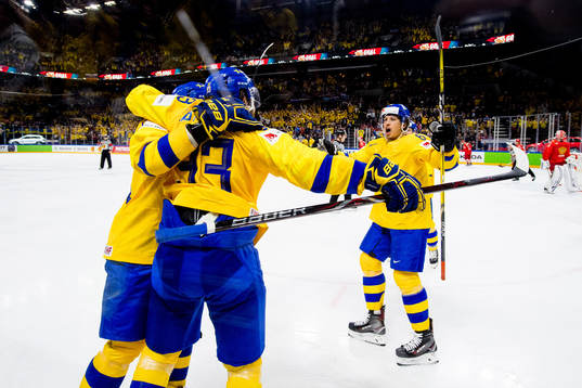 Sveriges Rickard Rakell jublar med Mika Zibanejad