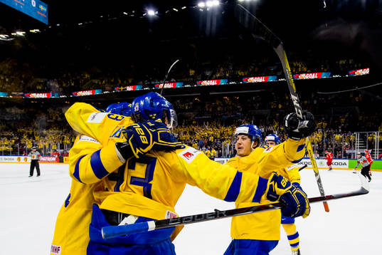 Sveriges Rickard Rakell jublar med Mika Zibanejad som gjort