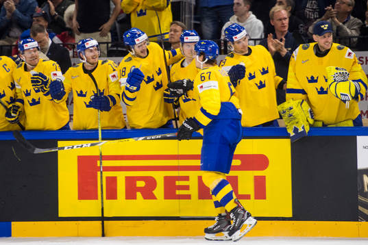 Sveriges Rickard Rakell jublar med lagkamraterna