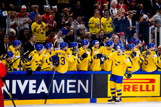 Sveriges Mattias Ekholm jublar med lagkamrater