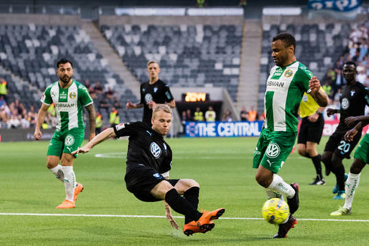 Malmö FFs Oscar Lewicki i kamp om bollen med Hammarbys