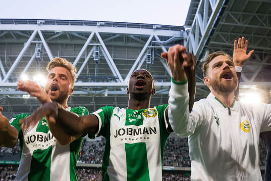 Hammarbys Sander Svendsen, Pa Amat Dibba och Arnór Smárason tackar publiken