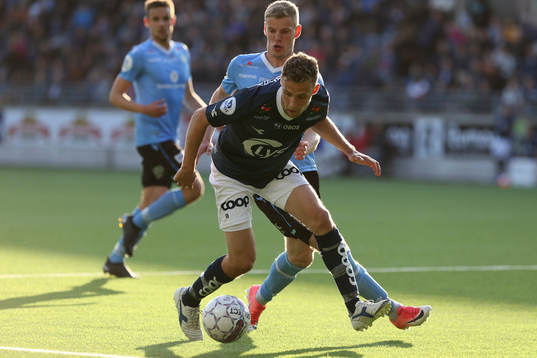  Fredrik Torsteinbø from Viking in action against Ari Jonsson from Sandnes