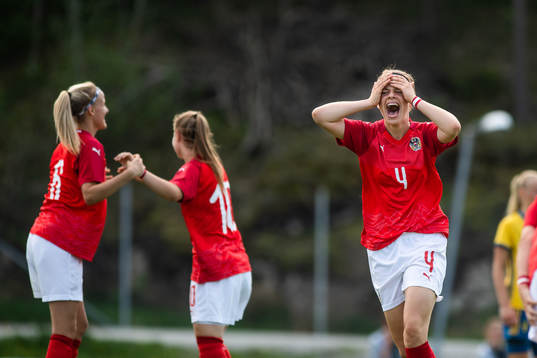 Österrikes Leonie Salzgeber jublar efter att Cecilja Rados (ej i bild) gjort 2-1-målet
