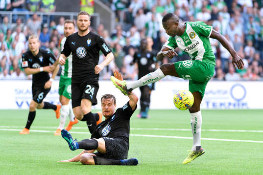 Malmö FFs Eric Larsson i kam p med Hammarbys Pa Amat Dibba
