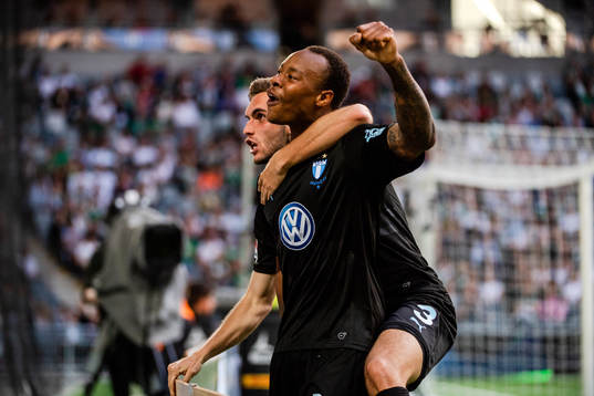 Malmö FFs Carlos Strandberg jublar efter 1-2 av Mattias Svanberg , ej i bild,