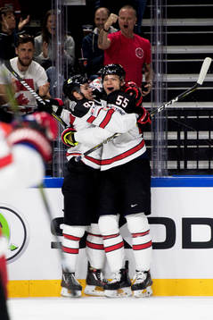 Kanadas Connor McDavid och målvakt Darcy Kuemper jublar