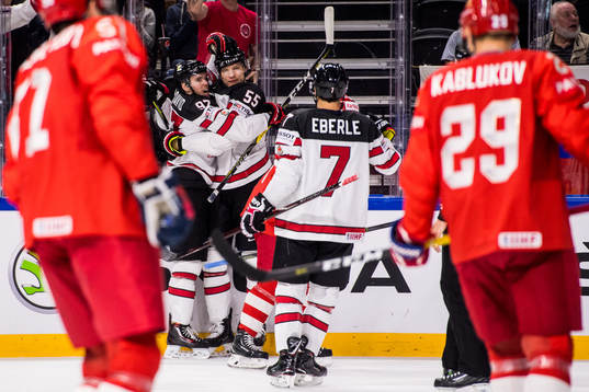 Kanadas Connor McDavid och Colton Parayko jublar