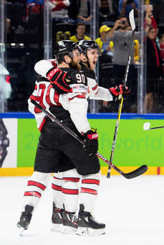 Kanadas Ryan O Reilly och Connor McDavid jublar