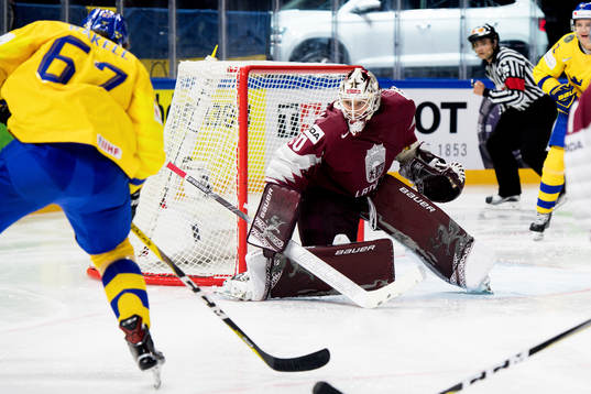 Sveriges Rickard Rakell och Lettlands målvakt Elvis