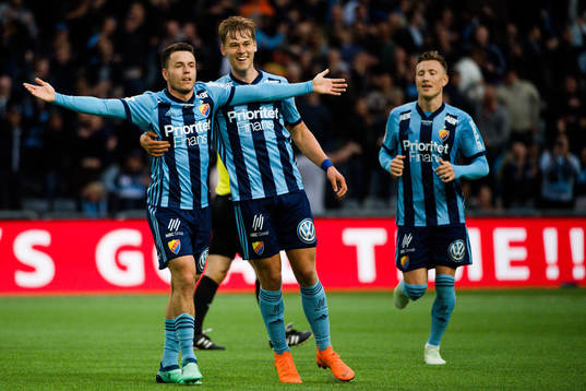 Djurgårdens Kerim Mrabti jublar med Felix Beijmo efter 2-0