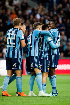 Djurgårdens Philana Tinotenda Kadewere jublar med Kerim Mrabti efter 2-0